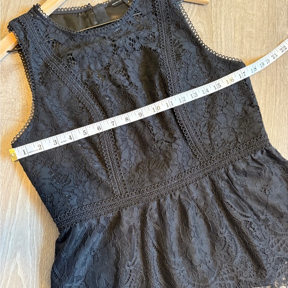 White House Black Market Black Lace Peplum Top | Size 8 | Excellent Condition - Picture 7 of 8
